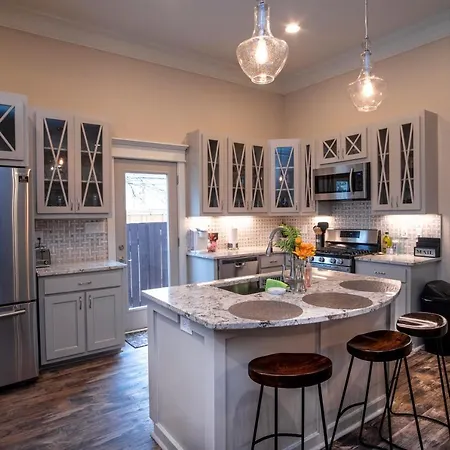 Villa Brand New Large Impressive House Near Downtown!